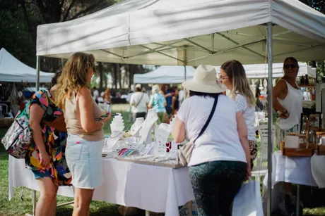 Bazar de día con vendedores locales