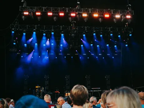 Festival con el público de frente al escenario